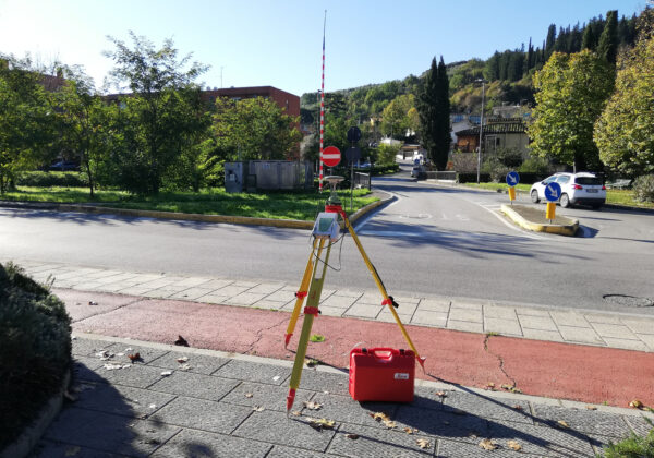 Ricevitore GNSS Leica mod. GS10 in grado di tracciare 4 costellazioni satellitari (GPS, GLONASS, GALILEO e BEIDOU) utilizzata in modalità master per misurazioni RTK e/o per rilievi in modalità statica