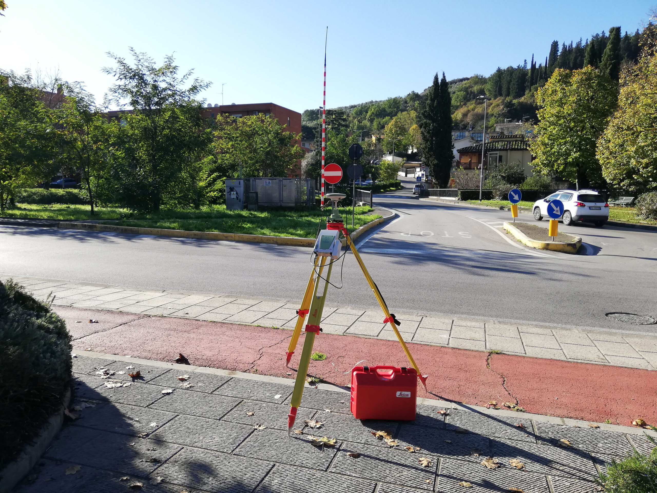 Ricevitore GNSS Leica mod. GS10 in grado di tracciare 4 costellazioni satellitari (GPS, GLONASS, GALILEO e BEIDOU) utilizzata in modalità master per misurazioni RTK e/o per rilievi in modalità statica